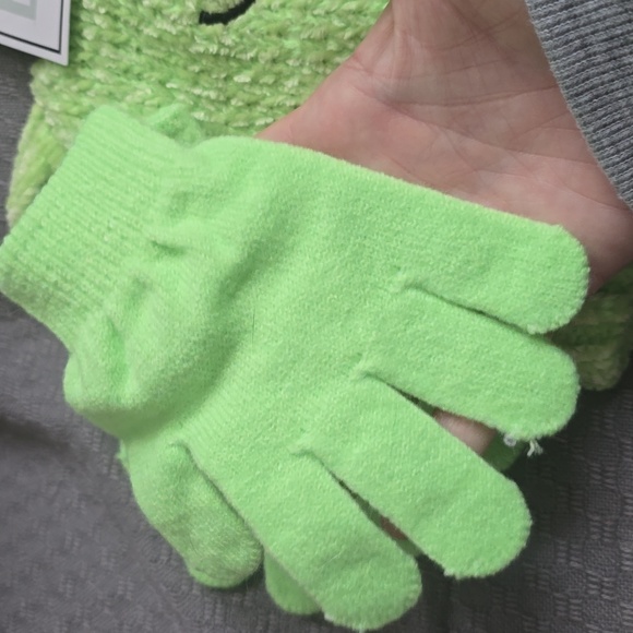 2 piece Kids Frog Winter Hat and Gloves! Unisex. - Picture 5 of 8